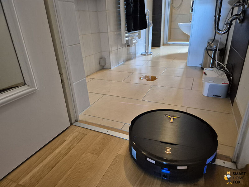 Der ECOVACS DEEBOT X9 PRO OMNI erkennt eine Wasserlache auf dem Boden.